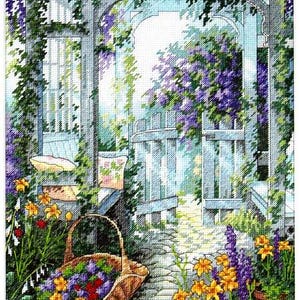 Puede incluir: Un patrón de bordado en punto de cruz que representa una escena de jardín con un camino de piedra que conduce a una puerta de madera azul claro. La imagen muestra una cesta tejida llena de flores coloridas, glicinias moradas y lirios amarillos.