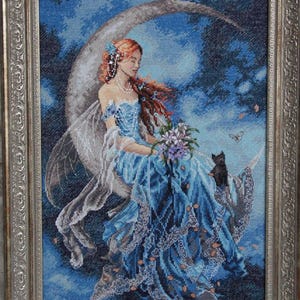 Puede incluir: Una taza de cerámica blanca con un asa negra y el texto "But First, Coffee" en negrita negra. La taza está sobre una superficie de madera. La taza mide aproximadamente 10 cm de altura.