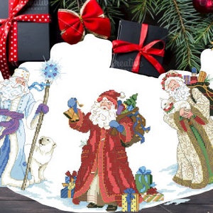 Op de afbeelding: Een kruissteekpatroon met een winterscène met vijf kerstmanfiguren. De figuren zijn gekleed in rode, blauwe, groene en witte gewaden en houden geschenken, bellen en een ster vast. De scène speelt zich af tegen een besneeuwde achtergrond met een dennentak in de rechterbovenhoek.