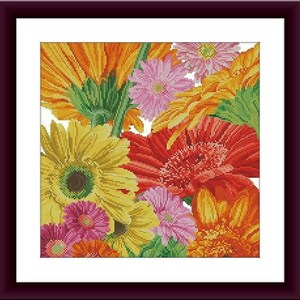 Könnte beinhalten: Ein lebendiger Strauß aus gelben, orangefarbenen, roten und rosafarbenen Gerbera-Gänseblümchen. Die Blumen sind in einer Nahaufnahme angeordnet, die ihre zarten Blütenblätter und die kontrastierenden Farben zeigt.