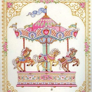Puede incluir: Patrón de punto de cruz de un carrusel con tres caballos. El carrusel tiene un dosel rosa y azul con banderas y un diseño de corazón. Los caballos son de color canela y marrón con crines blancas y monturas coloridas. El fondo es blanco con bordes florales y de volutas.