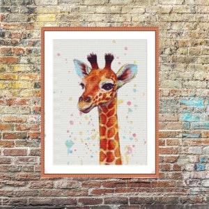 Op de afbeelding: Een aquarel schilderij van een giraffe met een witte achtergrond en kleurrijke spatten verf. De giraffe heeft een bruin en oranje gevlekt patroon.