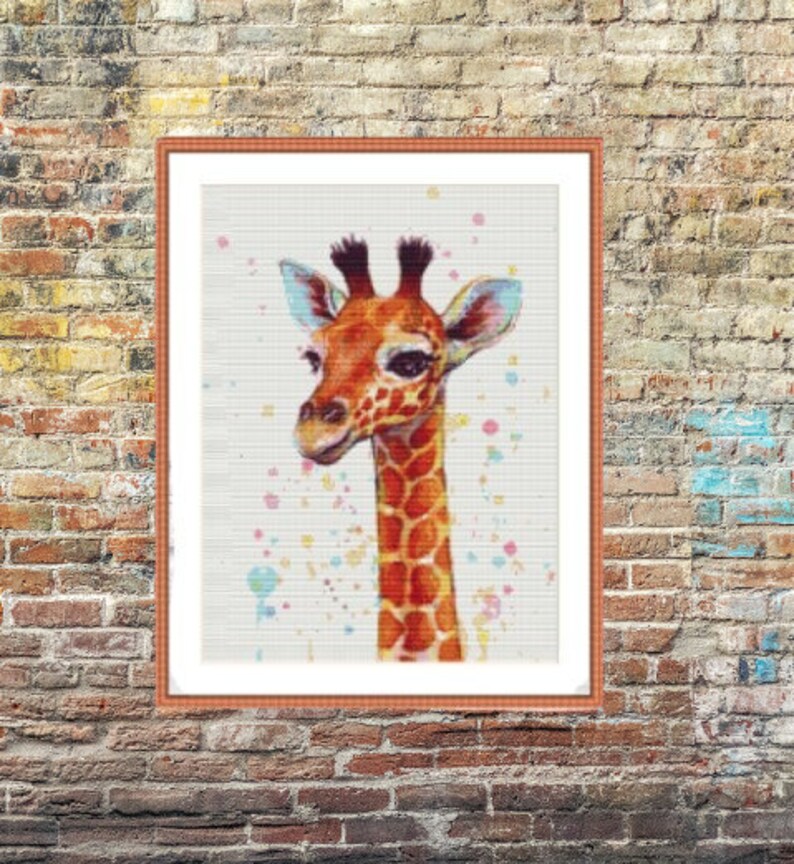 Op de afbeelding: Een aquarel schilderij van een giraffe met een witte achtergrond en kleurrijke spatten verf. De giraffe heeft een bruin en oranje gevlekt patroon.