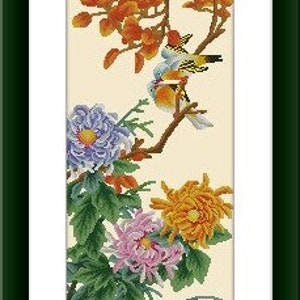Può includere: Uno schema di ricamo a punto croce che presenta un arrangiamento floreale colorato con crisantemi rosa, viola e gialli. Due piccoli uccelli con piumaggio blu e arancione sono appollaiati su un ramo con foglie arancioni.