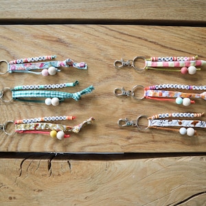 Porte-clefs, cadeau personnalisable, prénom, mot, nounou, maîtresse, maman, papa, marraine, parrain