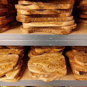Schneidebrett aus Olivenholz 25 cm Frühstücksbrett, Servierbrett Naturschnitt Brotzeitbrett Holzbrett