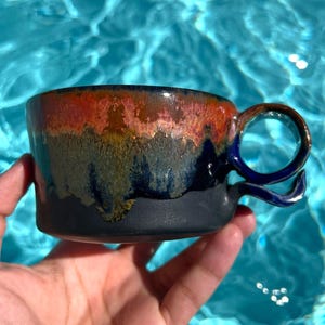 Taza de cerámica hecha a mano, taza de café de gres de 237 ml, taza de cerámica única con asa escultural, taza de cerámica negra, regalo de cerámica artesanal