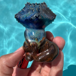 Kleine Waschbärfigur aus Keramik, Waschbärornament, glasierte Steinzeug-Tierskulptur, Kuriositäten-Dekor, Küsten-Gothic-Kunstkeramik, strukturierte 3D-Kunst