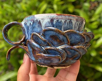 Taza de cerámica de coral hecha a mano. Taza de cerámica escultural inspirada en el océano con escamas azules texturizadas. Regalo escultural de vida marina / Taza de cerámica texturizada.