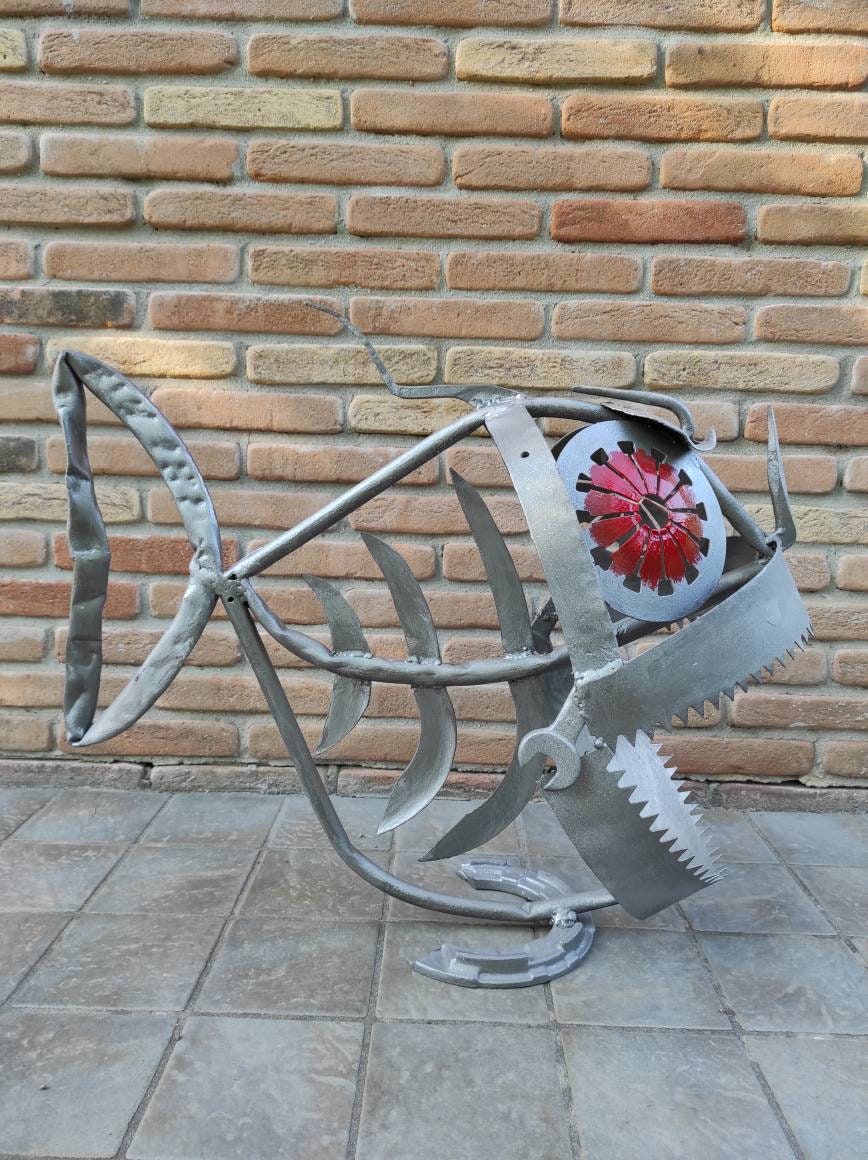 F-Lor da Ferによる魚の彫刻 - リサイクル鉄を使った現代アート作品