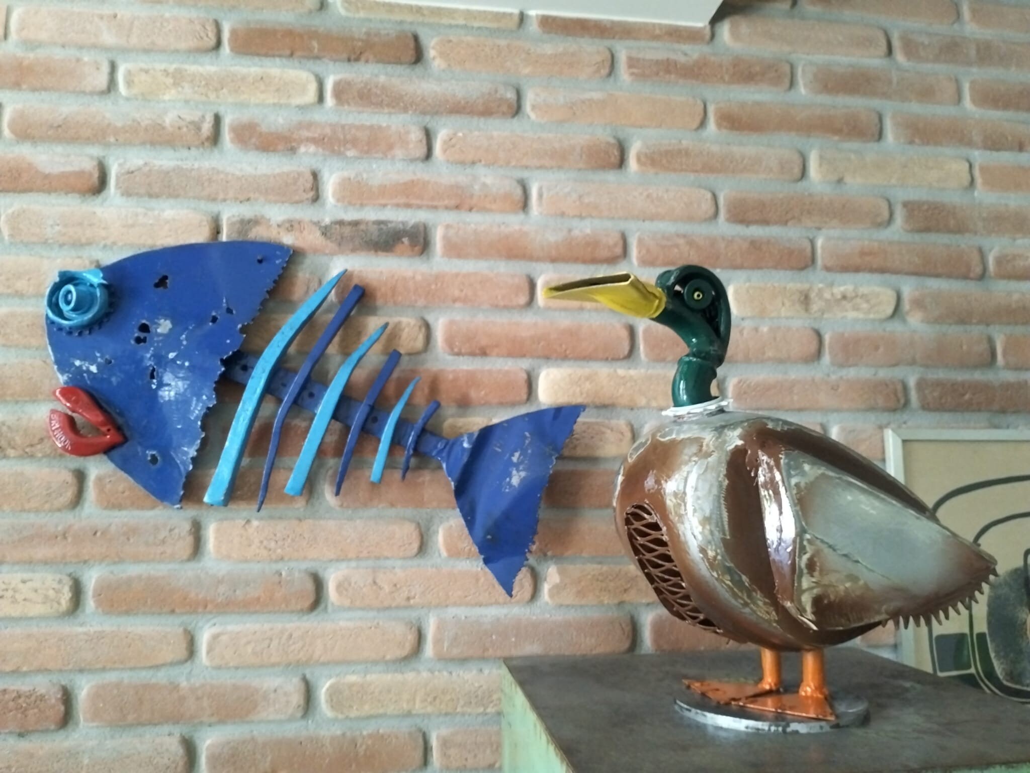 Flor da Ferによるスクラップメタルアートの魚の彫刻 - リサイクル鉄を