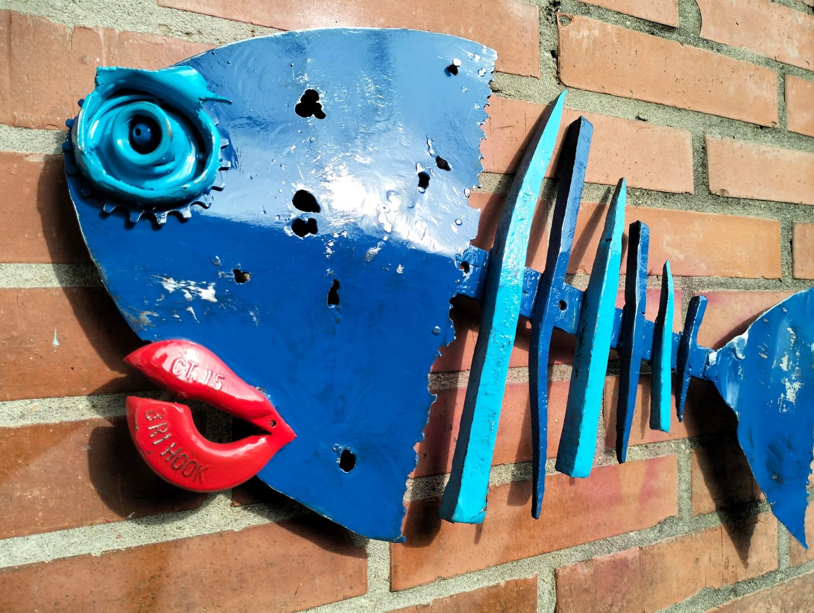 Flor da Ferによるスクラップメタルアートの魚の彫刻 - リサイクル鉄を