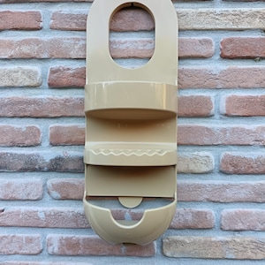 Estante de pared vintage de plástico GUZZINI Ella para baño - Diseño de Fabio Lenci. Decoración de baño retro de la era espacial de los años 80.
