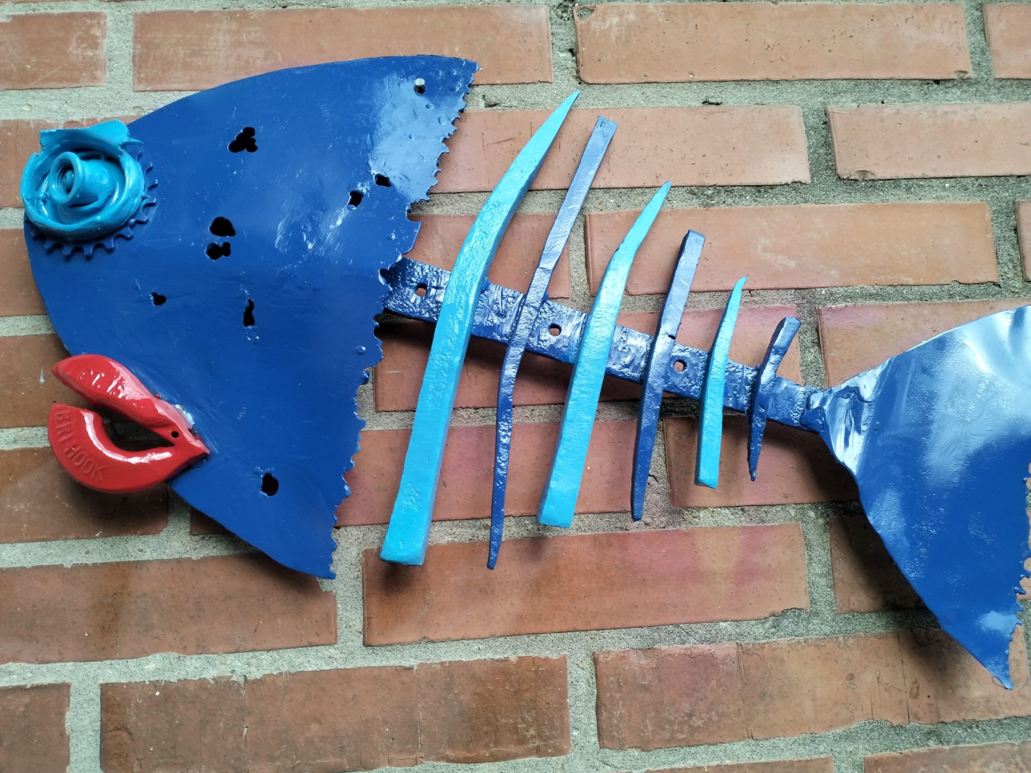 Flor da Ferによるスクラップメタルアートの魚の彫刻 - リサイクル鉄を