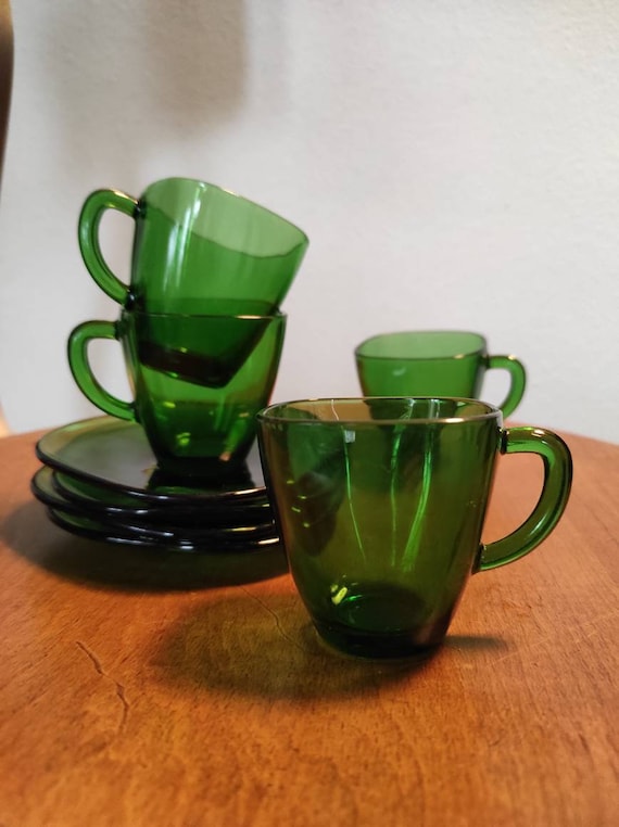 6 tasses et sous tasses en verre vert à fleurs Vereco
