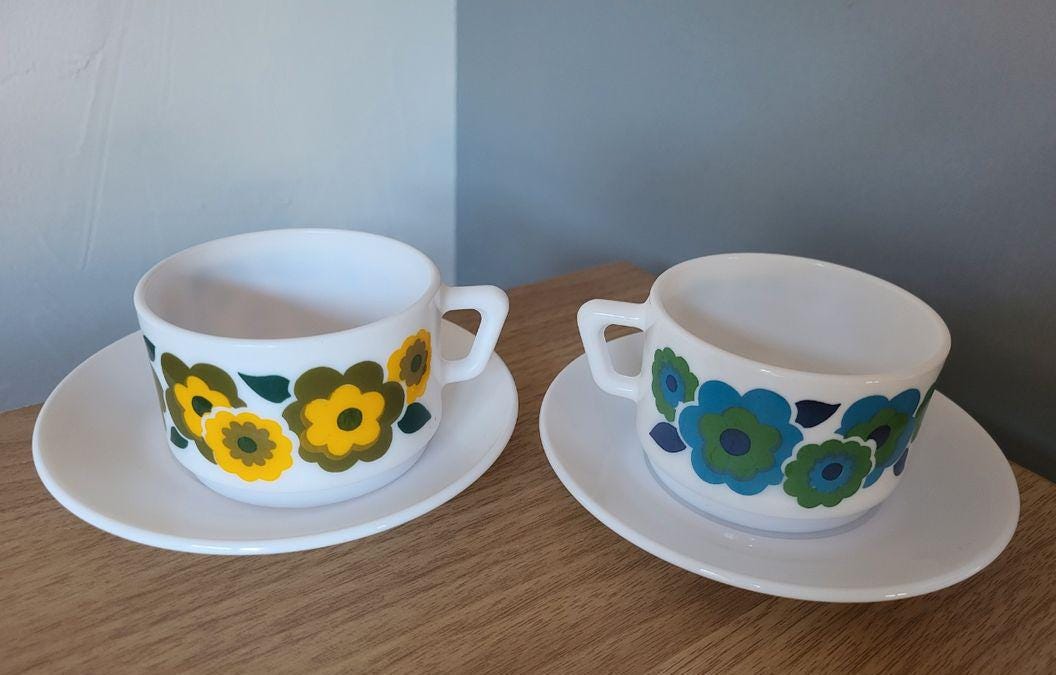 Ensemble De 4 Tasses Et Soucoupes Arcopal France - Modèle 'Vieux Tacots' - En Verre, Couleur Blanc - Vintage, Occasion