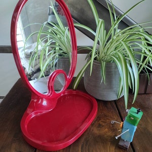 Vintage Tischspiegel aus den 70er Jahren – Modespiegel aus rotem Hartplastik