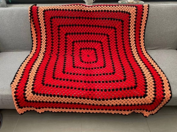Plaid en crochet en laine vintage Granny square – D'Yvette à Simone Plaid en crochet en laine vintage Granny square – D'Yvette à Simone