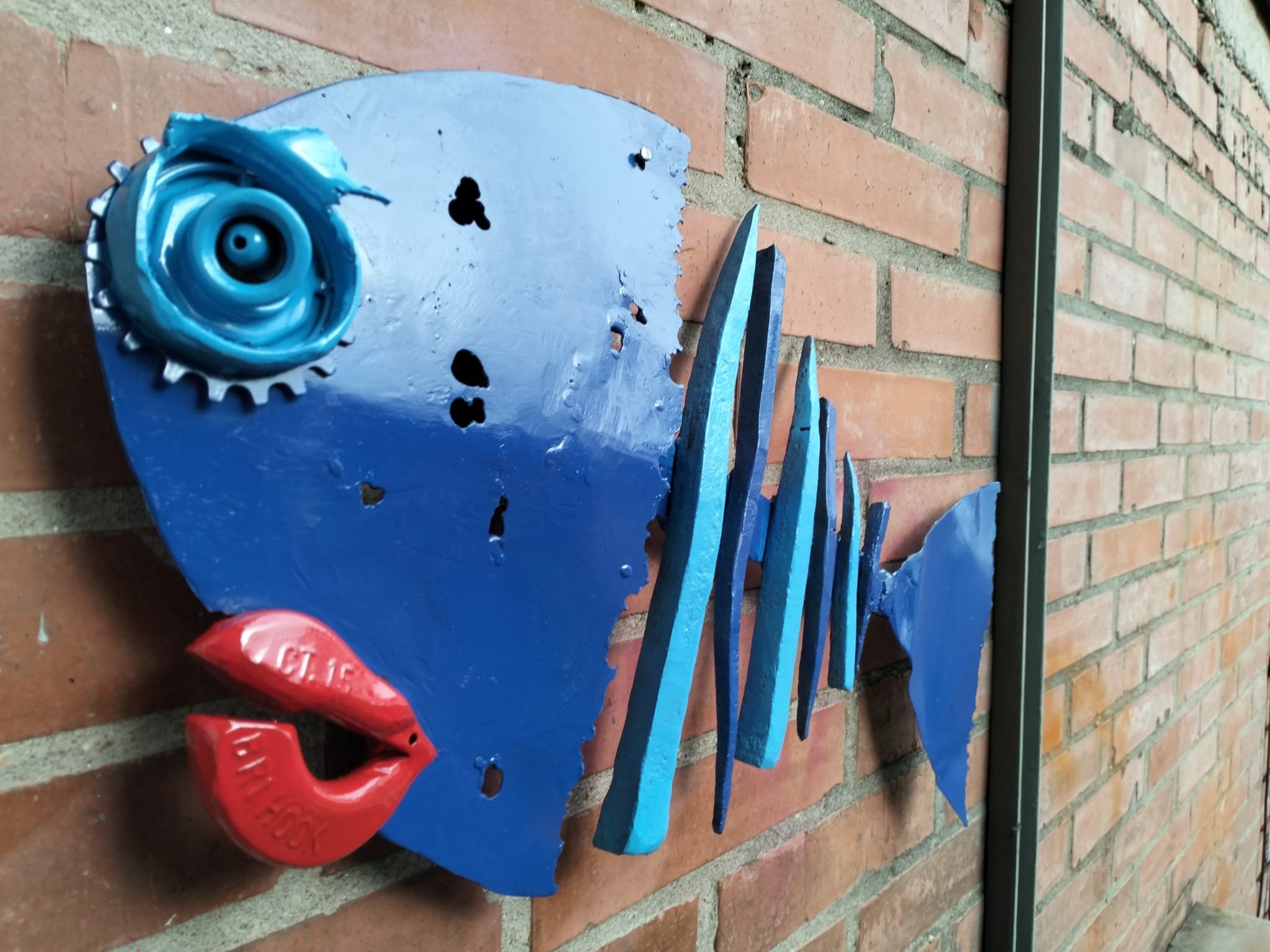 Flor da Ferによるスクラップメタルアートの魚の彫刻 - リサイクル鉄を