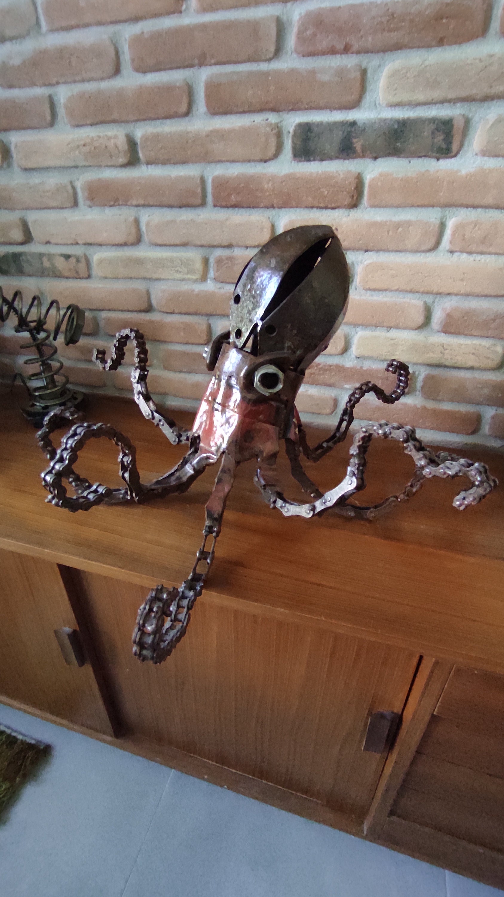 FLor da Ferによるタコの彫刻 - リサイクル鉄の現代アート作品 - 金属