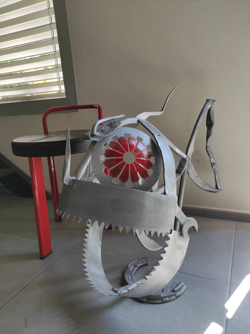 金属製 魚と人物の彫刻 F-Lor da Ferによる魚の彫刻 - リサイクル鉄を使った現代アート作品