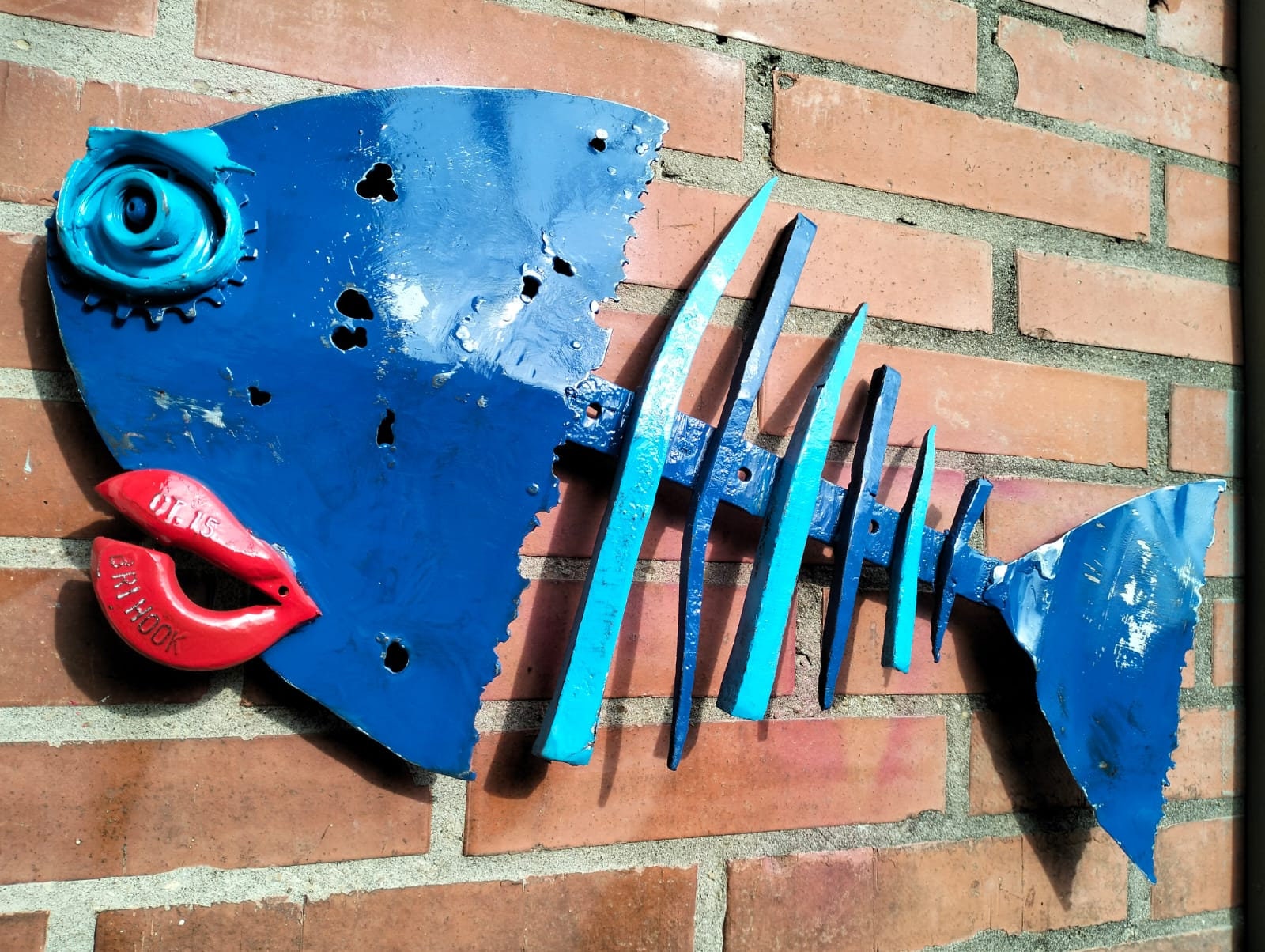 メタルアート フィッシュ 大型作品 Flor da Ferによるスクラップメタルアートの魚の彫刻 - リサイクル鉄を