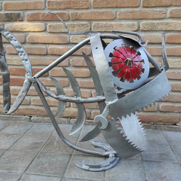 Sculpture de poisson par F-Lor da Fer - oeuvre contemporaine en fer recyclé - art de la ferraille - scrap metal art