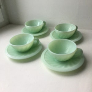 ARCOPAL Set of 4 coffee or tea cups Made in France - vintage 1950s in pastel green, old art deco style opaline design