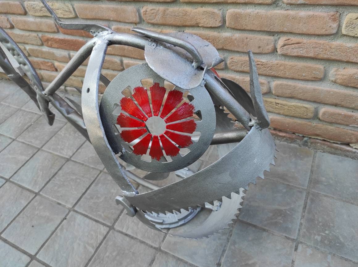 F-Lor da Ferによる魚の彫刻 - リサイクル鉄を使った現代アート作品