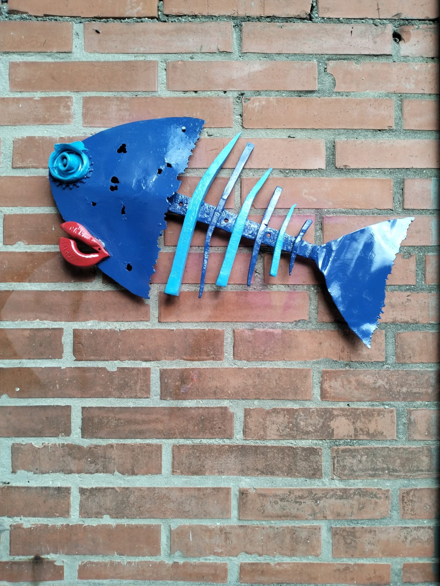 Flor da Ferによるスクラップメタルアートの魚の彫刻 - リサイクル鉄を