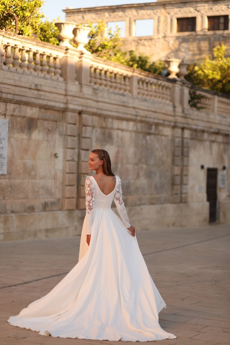 Modest Long Sleeve Bride Robe Vintage A-line Satin Lace Wedding Dress Charming Bridal Gown