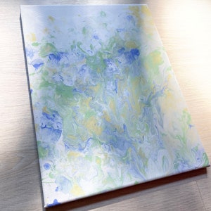 Pode incluir: Pintura abstrata em tela com padr&otilde;es em espiral em tons de azul, verde, amarelo e branco.