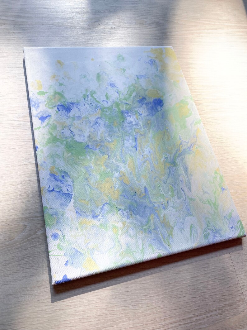 Pode incluir: Pintura abstrata em tela com padr&otilde;es em espiral em tons de azul, verde, amarelo e branco.