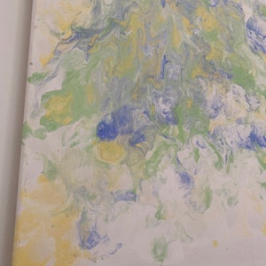 Pode incluir: Pintura abstrata com padr&otilde;es em espiral em tons de azul, verde e amarelo sobre uma tela branca.