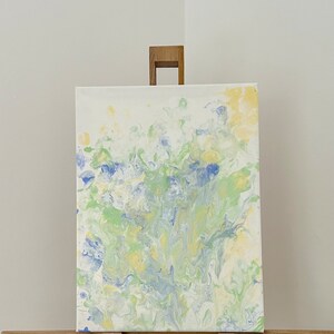 Pode incluir: Pintura abstrata em tela com padr&otilde;es em espiral em tons de azul, verde e amarelo.