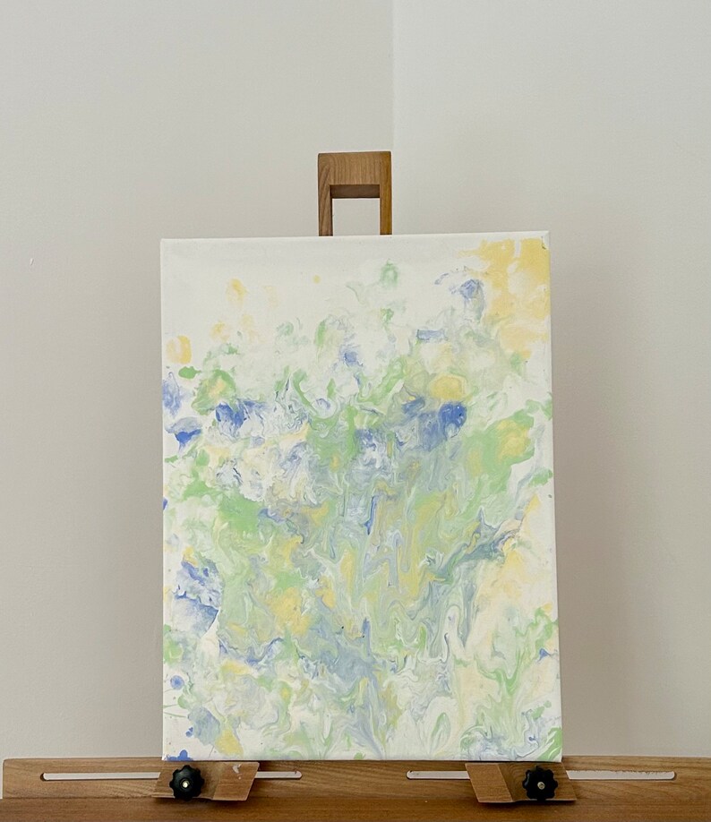Pode incluir: Pintura abstrata em tela com padr&otilde;es em espiral em tons de azul, verde e amarelo.