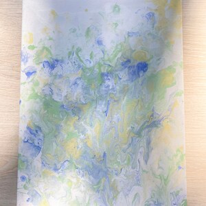 Pode incluir: Pintura abstrata em tela com padr&otilde;es em espiral em tons de azul, verde e amarelo.
