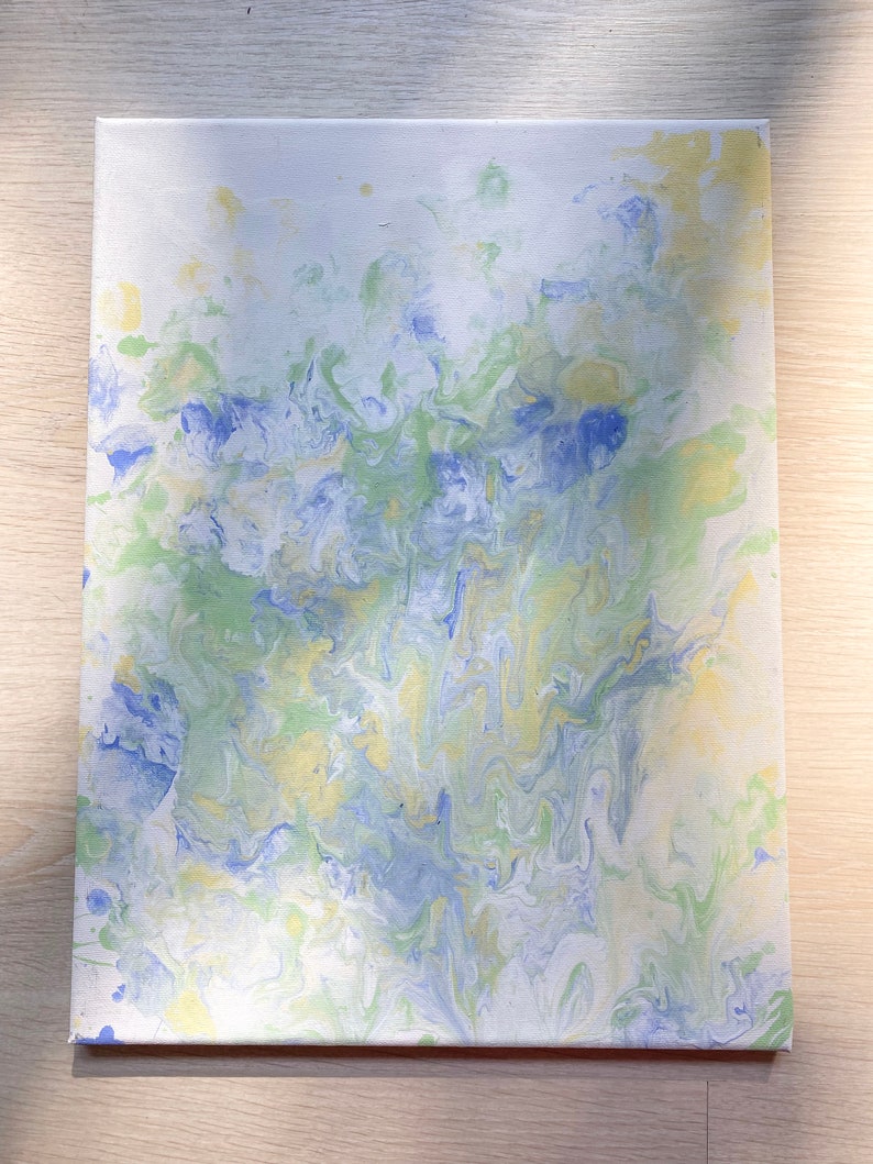 Pode incluir: Pintura abstrata em tela com padr&otilde;es em espiral em tons de azul, verde e amarelo.