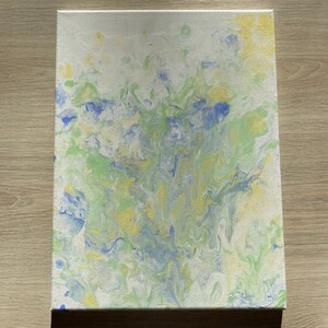 Pode incluir: Pintura abstrata em tela com padr&otilde;es em espiral em tons de azul, verde e amarelo.