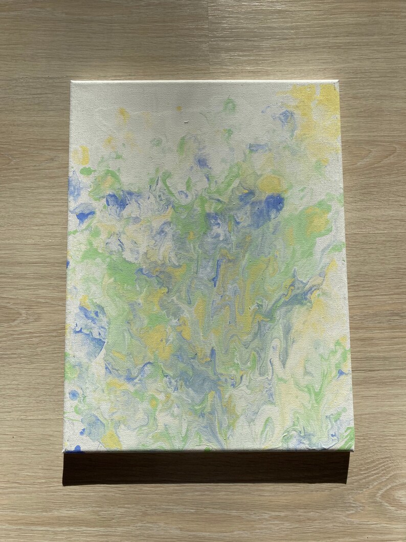 Pode incluir: Pintura abstrata em tela com padr&otilde;es em espiral em tons de azul, verde e amarelo.