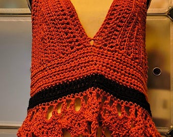 Top halter tipo corsé de crochet color naranja óxido y negro, ropa bohemia de encaje para festivales.