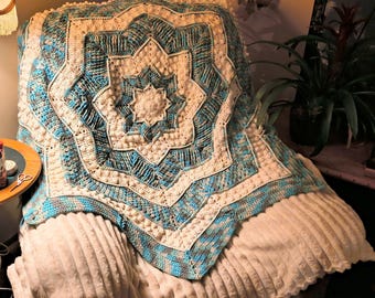Coperta mandala all'uncinetto fatta a mano / Coperta boho testurizzata mimetica blu e grigia 55"