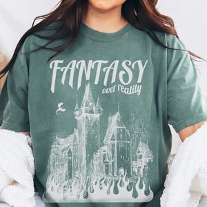 Fantasie über Realität - Bücherwurm Shirt, Drache, Schloss, Träumer T-Shirt - Gewaschener Effekt Komfortfarbe - Unisex Garment-Dyed T-Shirt