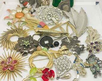 Vintage Jewelry Lot Mixed Brooches and Pins, Jewelry Making Lot Floral Brooches Round Starburst for Craft and Repair, Gifts for Crafters