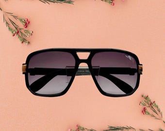 Retro Black Sunglasses: Unisex Full Frame with Gold Detail