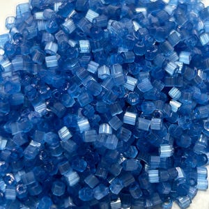 Verre Atlas #11 bleu denim, perles de rocaille hexagonales Preciosa taille 11 enduites de solgel, 2 perles hexagonales bleues coupées, petites perles, perles hexagonales taille 11