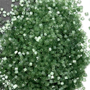 Vert eucalyptus n°11 Atlas, perles de rocaille hexagonales Preciosa taille 11 recouvertes de solgel, 2 perles hexagonales vert foncé coupées, petites perles, perles hexagonales taille 11