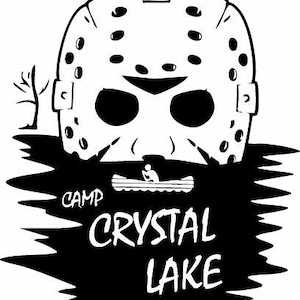 Op de afbeelding: Zwart-witte illustratie van een hockeymasker met de tekst "Camp Crystal Lake" eronder. Het masker is gedeeltelijk ondergedompeld in water, met een klein bootje en een persoon erin zichtbaar op de achtergrond.