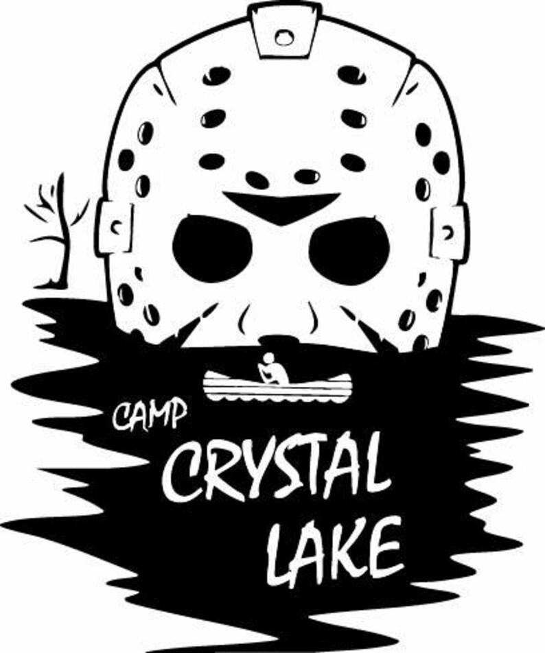 Op de afbeelding: Zwart-witte illustratie van een hockeymasker met de tekst "Camp Crystal Lake" eronder. Het masker is gedeeltelijk ondergedompeld in water, met een klein bootje en een persoon erin zichtbaar op de achtergrond.