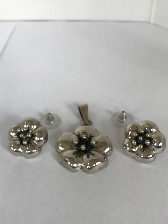 Mexico sterling flower shape pendant and earrings